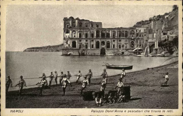 Napoli Neapel Italien AK ~1920/30 Palazzo Donn'Anna pescatori che tirano le reti