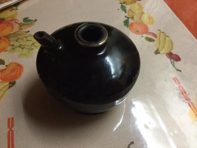 À Voir .curiosité .  très Ancienne Poterie /cruche En Terre  Vernissée Noire .
