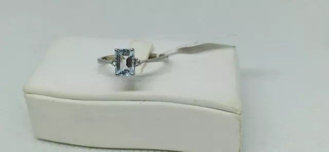 Anello in oro bianco 18 kt con acquamarina rettangolare con due diamanti.