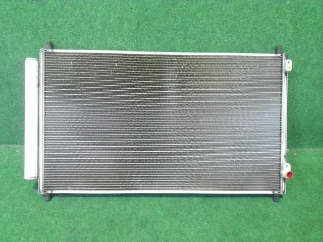 TOYOTA Aqua 2015 DAA-NHP10 Condensatore 8846052170 [usato] [PA87534902]