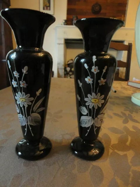 Opaline. Rare Paire De Vase De Teinte Noire. Decor Fleuri En Relief.