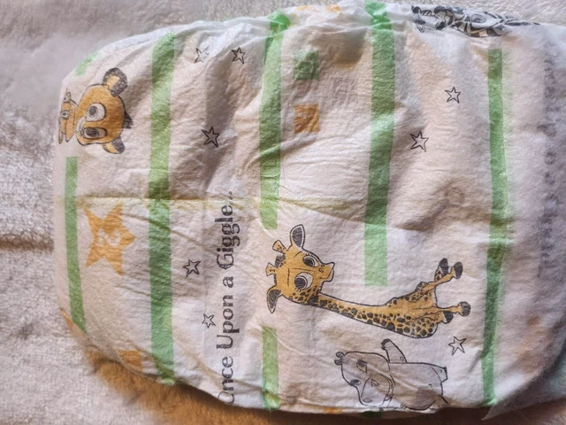 Unisex Diaper Cake Baby Animals Size 2   12-18 Lbs. Contains 30 Diapers.