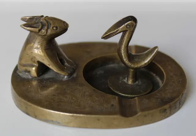 Antiker Bronze Aschenbecher, Skulptur und Gluttöter „Vogel“, gravierte Oberseite