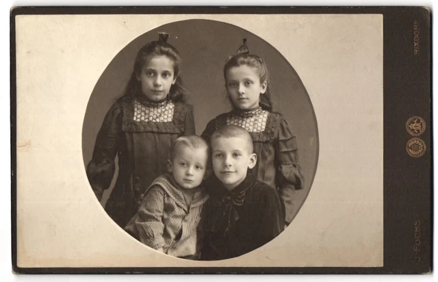 Fotografie J. Fuchs, Berlin N., Friedrichstrasse 108, Zwei Mädchen mit identisc