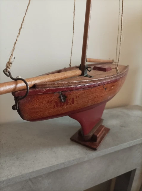 Ancien Canot / Voilier De Bassin En Bois - Art Populaire Français - Longueur 33,5 Cm