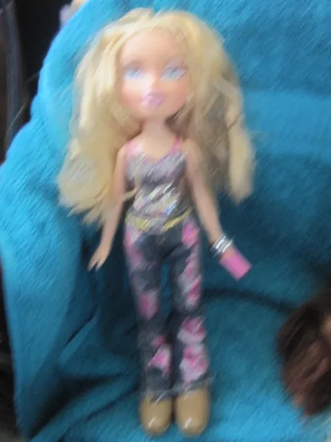 MGA Bratz Magic Hair Cloe Grow and Cut Doll Blonde NIB Blue