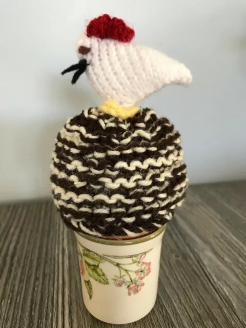 Œuf tricoté à la main confortable : poulet sur nid, brun foncé/crème/blanc par KnittedNature