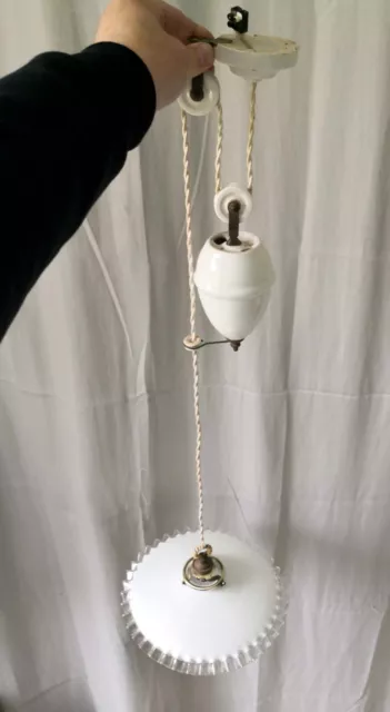 Suspension ancienne en opaline blanche avec griffe et monte et baisse porcelaine