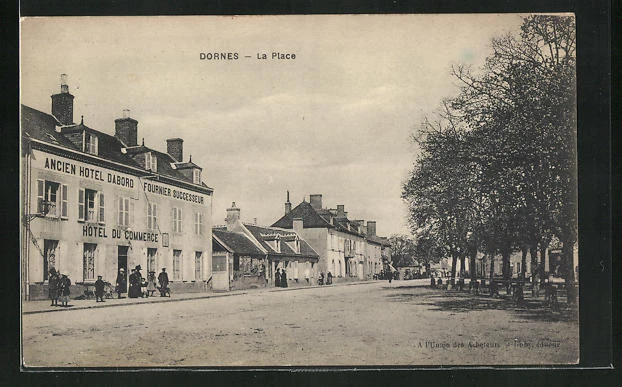 CPA Dornes, La Place, Hotel du Commerce 1922