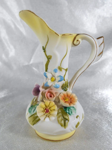 Tres Beau Biscuit Pichet / Broc A Eau Aux Fleurs  En Porcelaine