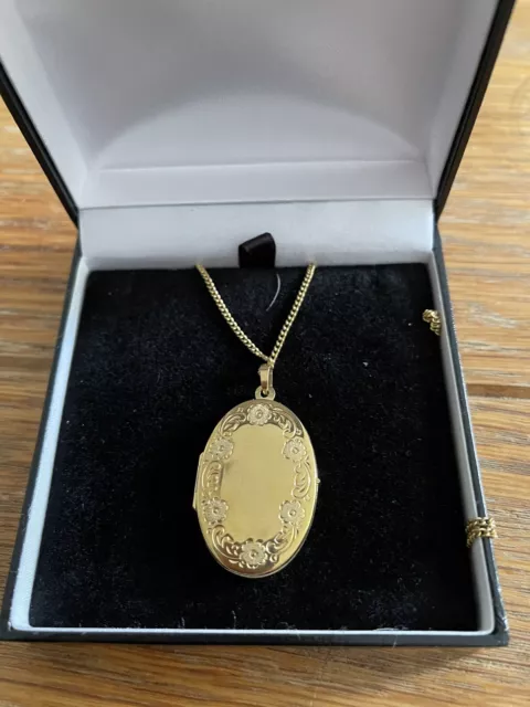 A Lovely 9ct Gold Oval Locket And Chain 💛💛over 8grams