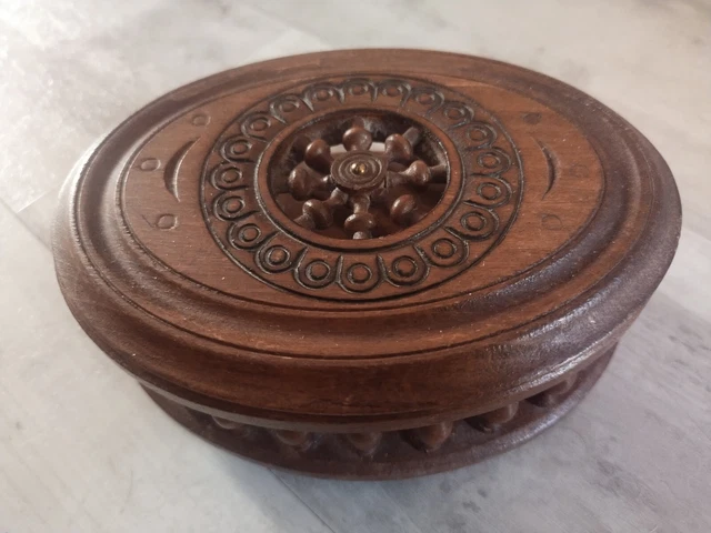 BOITE A BIJOUX Ancienne En Bois.Forme Ovale. Motif GOUVERNAIL DE