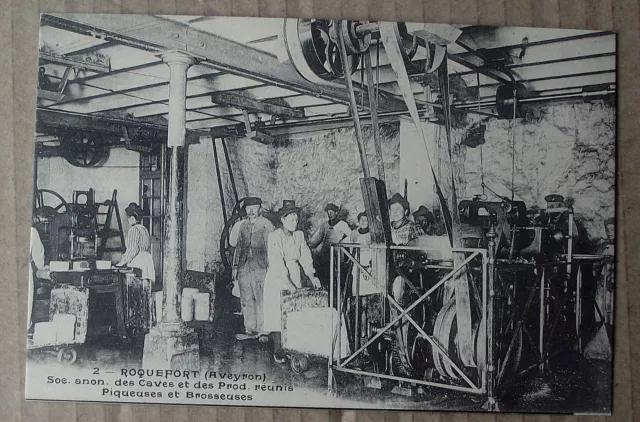 Carte postale repro Piqueuses et brosseuses caves de Roquefort  , postcard