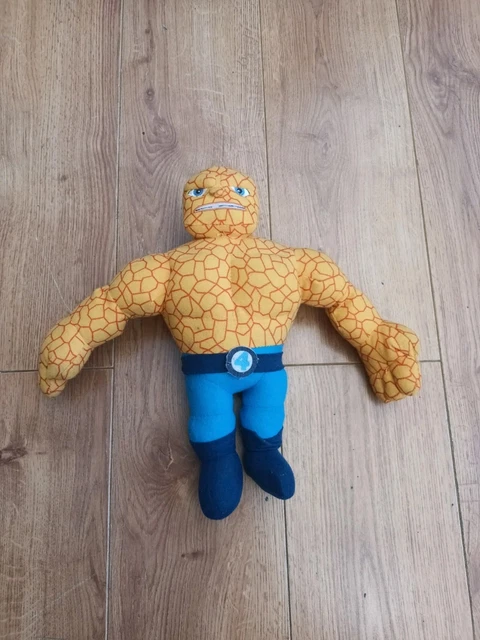 Peluche The Thing Wednesday – 21 Cm Sur Son Piédestal D’exposition
