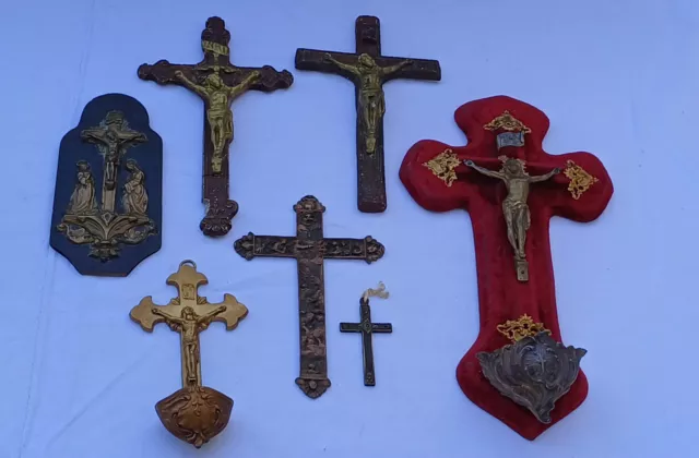 Lot objets religieux ancien croix, bénitier, crucifix velours