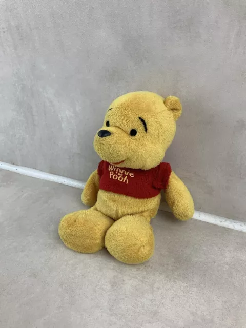 Jolie peluche, doudou Disney Winnie l'ourson jaune et rouge