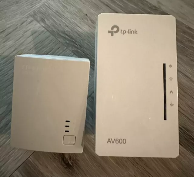 TP-LINK TL-WPA4220KIT AV600 Powerline 300M Wi-Fi Extender Signal Booster Hotspot