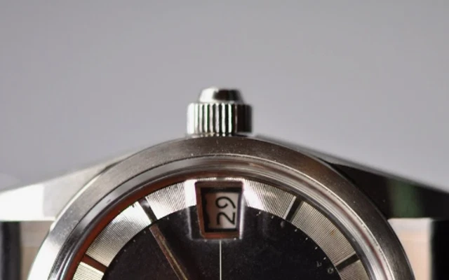 Couronne Pour Remontoir De Montre Universal Geneve Shield Doré - Ø 4mm - Neuf Avec Petits Défauts