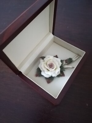 Rosa in porcellana di Capodimonte originale pregiata scatola in legno foderato 