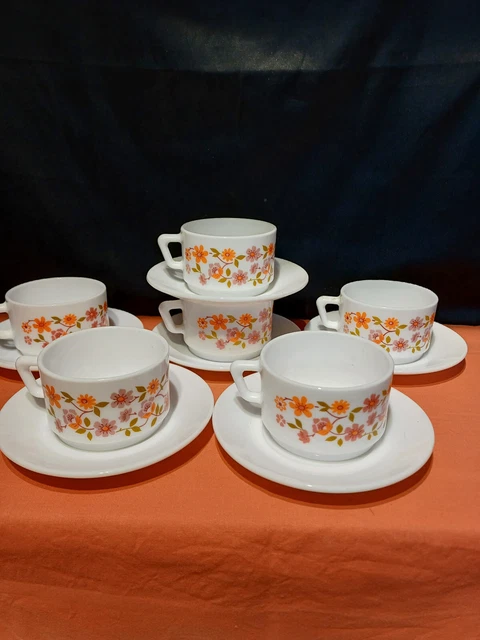 6 tasses à thé et sous tasse en Arcopal - Arts de la table