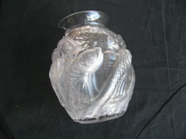 Ancien vase en verre pressé décor rare de d'un cercle de poissons en relief