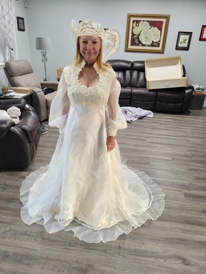 Vintage 1983 Embroidered Long Sleeve Wedding Dress Sz 2-4