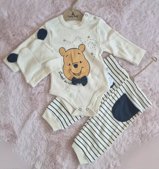 NEU Baby Boy Junge 3tlg Set Outfit Body Hose Mütze Gr.68-74 Winnie Pooh