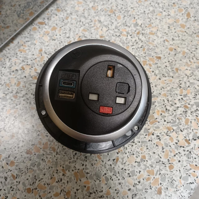 Schreibtisch Buchse & USB, Tülle 80 mm Ausschnitt in Schreibtisch/Möbel OE Elektrik Pixel TUF
