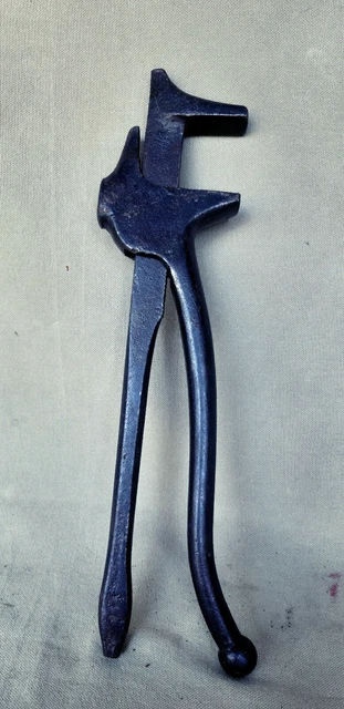 Clef de charron en fer forgé ( XVIIIe-XIXe ) Curieux modèle .