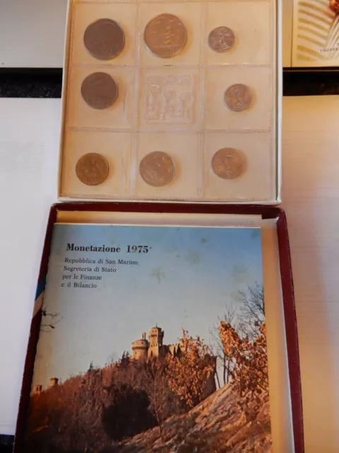 San Marino puro anno completo KMS 1975 con moneta d'argento in cartella originale