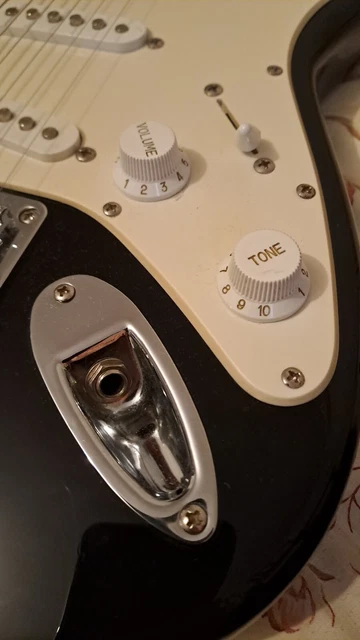 Mini guitare électrique noire Squier by Fender HELLO KITTY Stratocaster vendeur américain 4