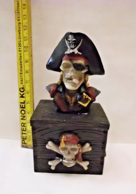 Piratenbüste, Kapitän,  aus Resin auf Schatzkiste (hohl) ca.1:9