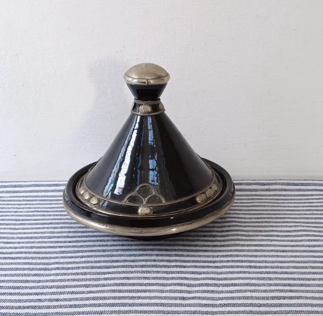 Impresionante Tagine Negro con Tono Plateado Decoración y Recorte Cocina Marroquí