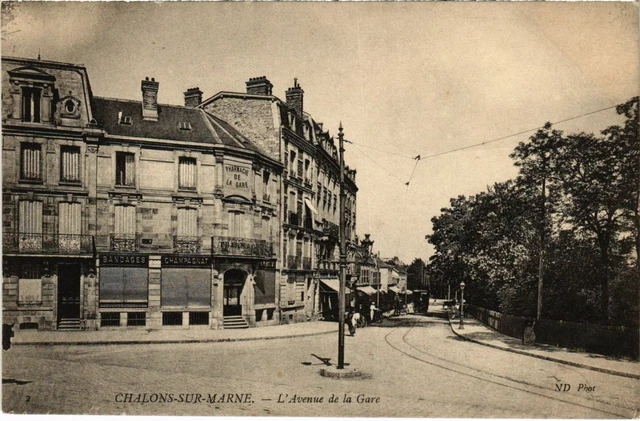 CPA CHALONS-sur-MARNE - L'Avenue de la Gare (109779)