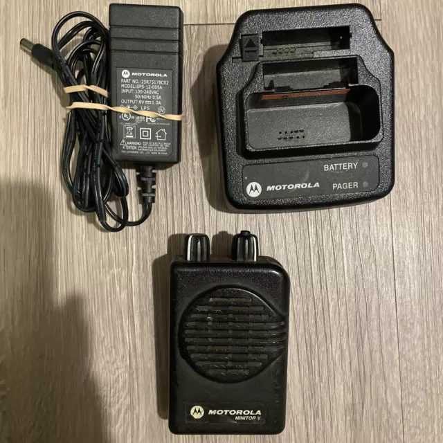 Motorola Uhf Minitor V (5) W/ Charging Base