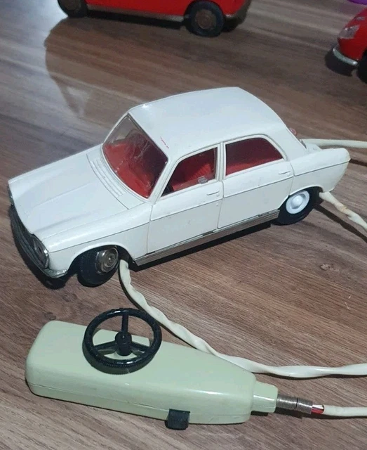 JOUET ANCIEN: 404 Peugeot téléguidée, marque France-Jouets, années 60. EUR 92,00 - FR