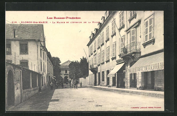 CPA Oloron-Ste-Marie, La Mairie et l´Avenue de la Halle