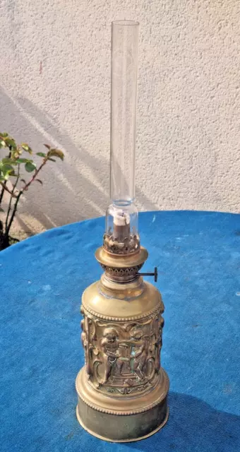 Belle lampe à pétrole ancienne en laiton repoussé / Décors aux chérubins