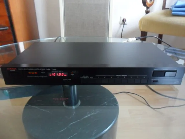 Luxman T-100L Stereo Digital Synthesized AM/FM Tuner