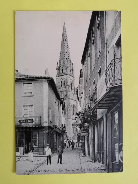 cpa 79 - PARTHENAY La Grande Rue et l'Eglise animés Ouvriers Commerces