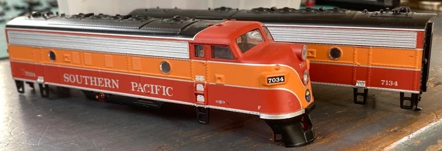 Lot De 3 Voitures Bachmann HO Pennsylvania (locomotive Diesel Et Voitures Voyageurs) - Occasion