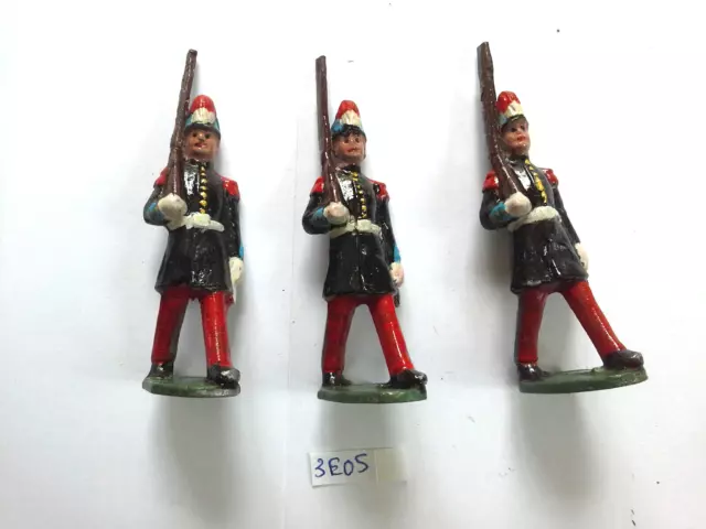 3 élèves officiers de Saint-Cyr défilant fusil à l'épaule soldats alu anciens