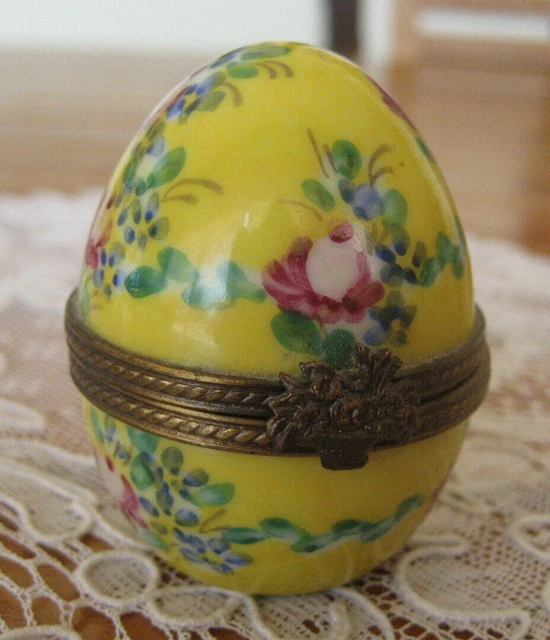 Plque florle en porceline llemnde de Vienne peinte à l min dns un cdre viennois d