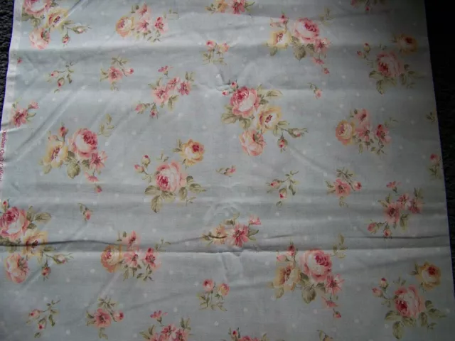 Coupon De Tissu Fleuri Fleurs Roses Abricot Fond Vert Pale- P 75