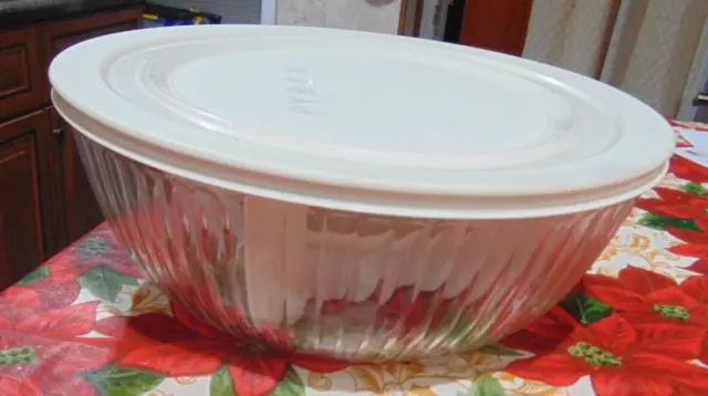 Pyrex 7404-S Chip Bowl, Pyrex 7200 Dip Bowl w/ Lid Also Chip Or Veggie Divider Pyrex 7404-S Chip Bowl, Pyrex 7200 Dip Bowl w/ Lid Also Chip Or Veggie Divider