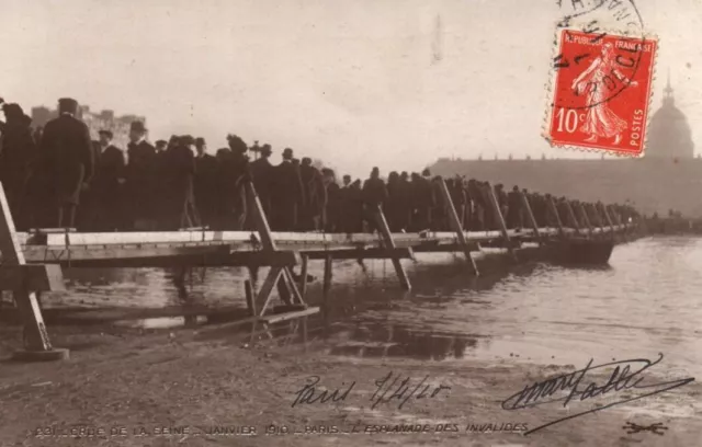 CPA 75 - PARIS - Crue de la Seine 1910 - L'Espanade des Invalides (passerelles)