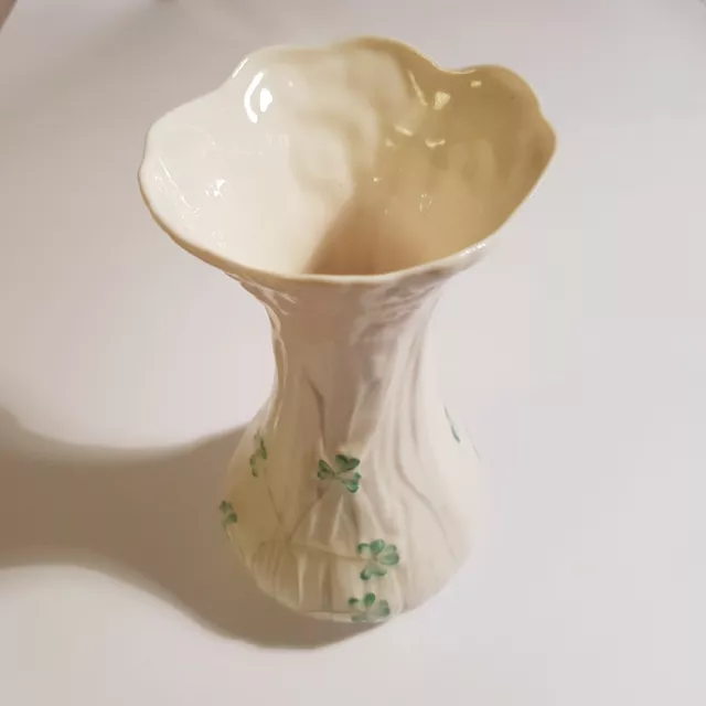 Belleek Classic Daisy Spill Ireland fine porcelain vase shamrock 15cm relief VTG