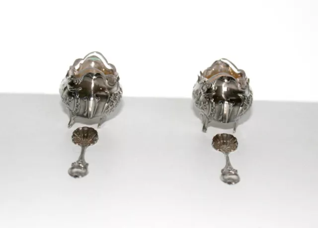 PAIRE DE SALERON + 2 CUILLERE, PELLE - CRISTAL et ARGENT CISELÉ - STYLE LOUIS XV 3