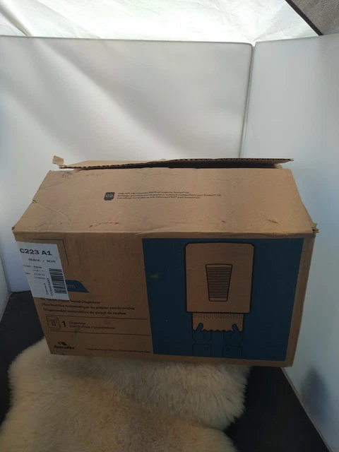 CASCADES PRO TANDEM™ MECHANICAL NO TOUCH TOWEL DISPENSER Black C223-A1- OPEN BOX