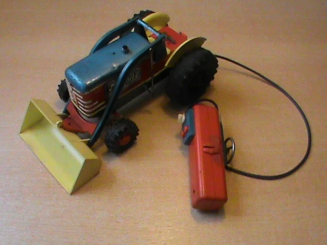 Tracteur jouet ancien tole et plastique GAMA en l'etat 2